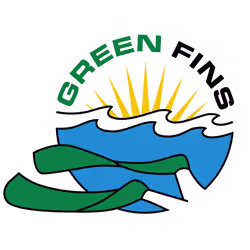 Logo circulaire composé de vagues bleues stylisées, d'un soleil rayonnant jaune, de l'inscription « GREEN FINS » disposée en arc de cercle en haut, et de deux formes vertes ressemblant à du corail ou à des rubans, situées en bas.