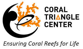 Logo CTC Logo du Coral Triangle Center représentant une vague circulaire noire stylisée, avec un corail et un poisson orange, le texte « Coral Triangle Center » et le slogan « Ensuring Coral Reefs for Life ».