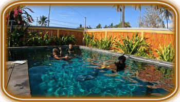 Trois personnes en tenue de plongée dans une petite piscine entourée de végétation tropicale, texte "Legend Diving" visible.